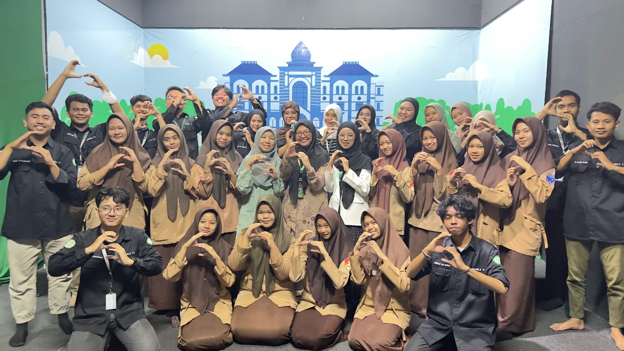 KUNJUNGAN SMKS DAR-EL HIKMAH JURUSAN DESAIN KOMUNIKASI VISUAL KE SUSKA TV